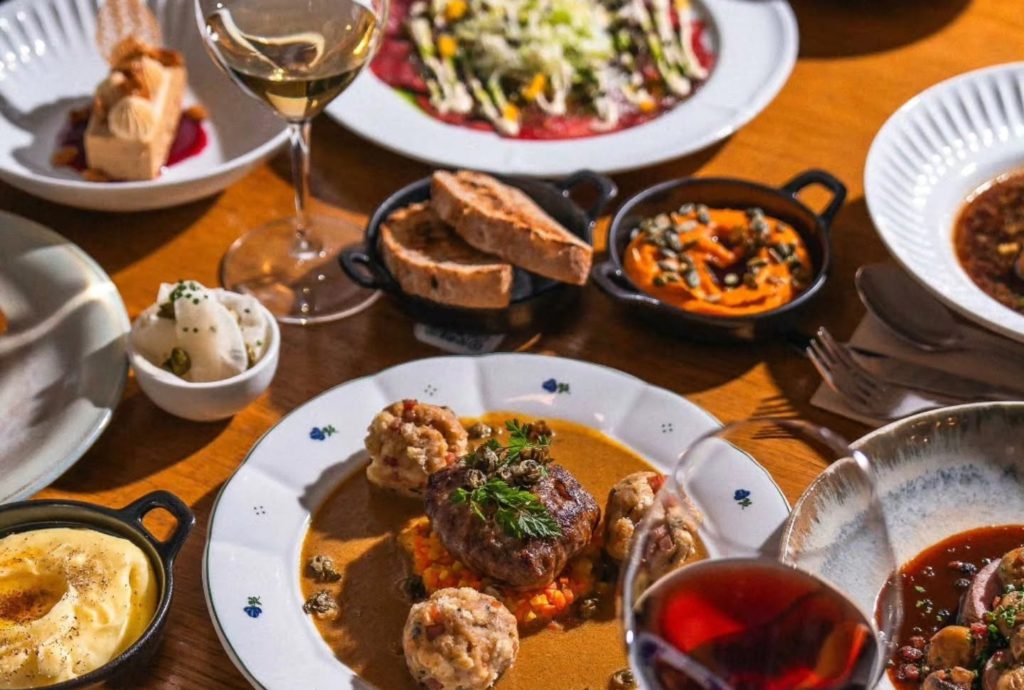 Telecí, zvěřina i arašídový dortík: Říjnové menu restaurací TADY CHUTNÁ